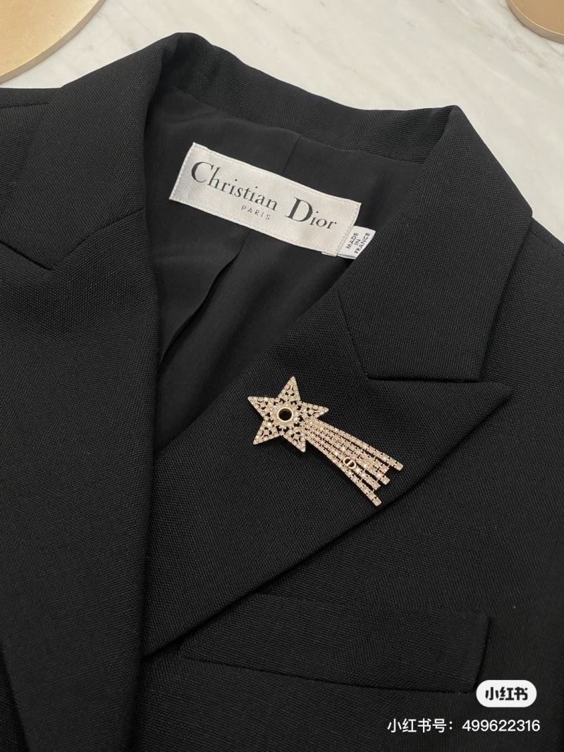 chr1st1an D10r brooches